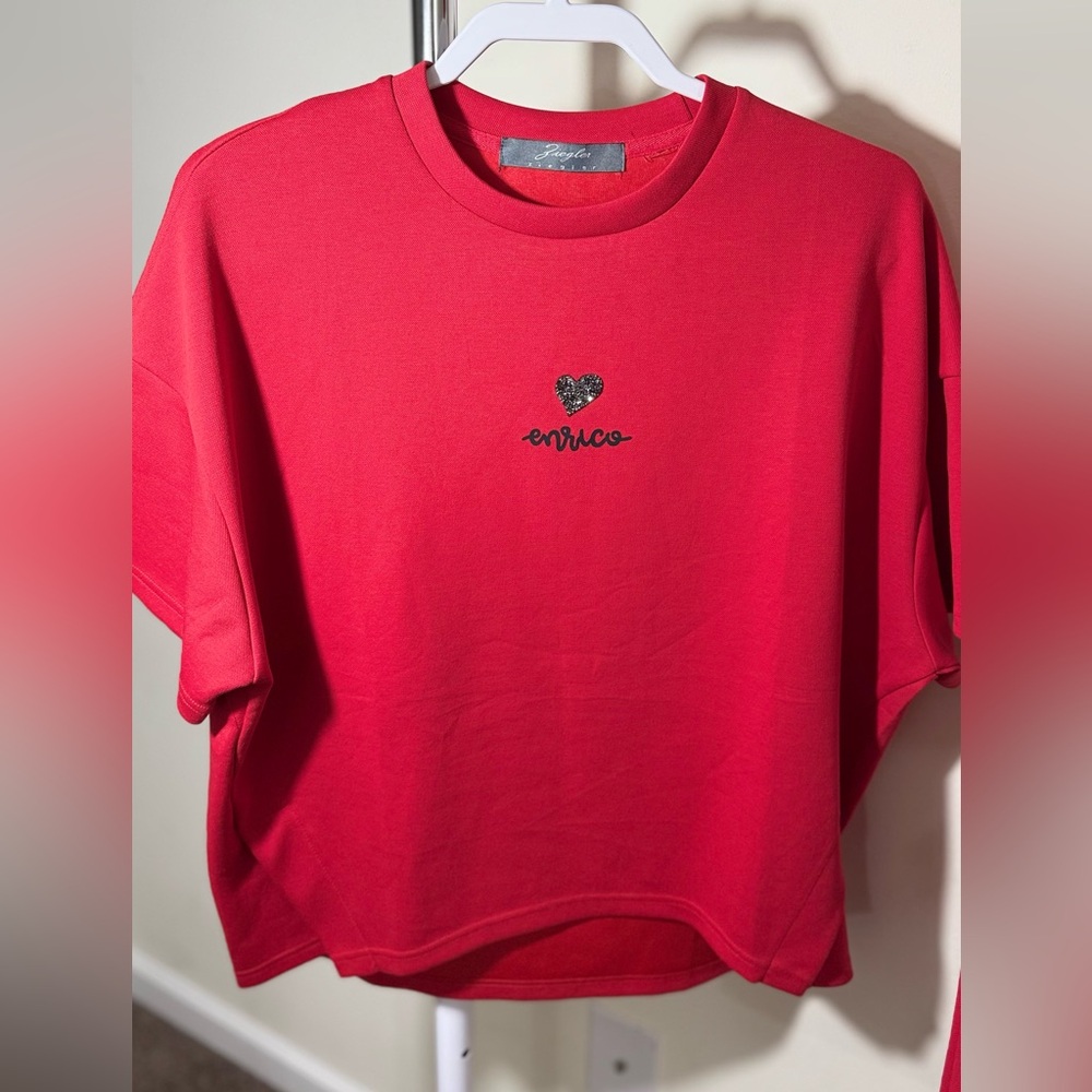 Red Suit - Picture 10 of 11